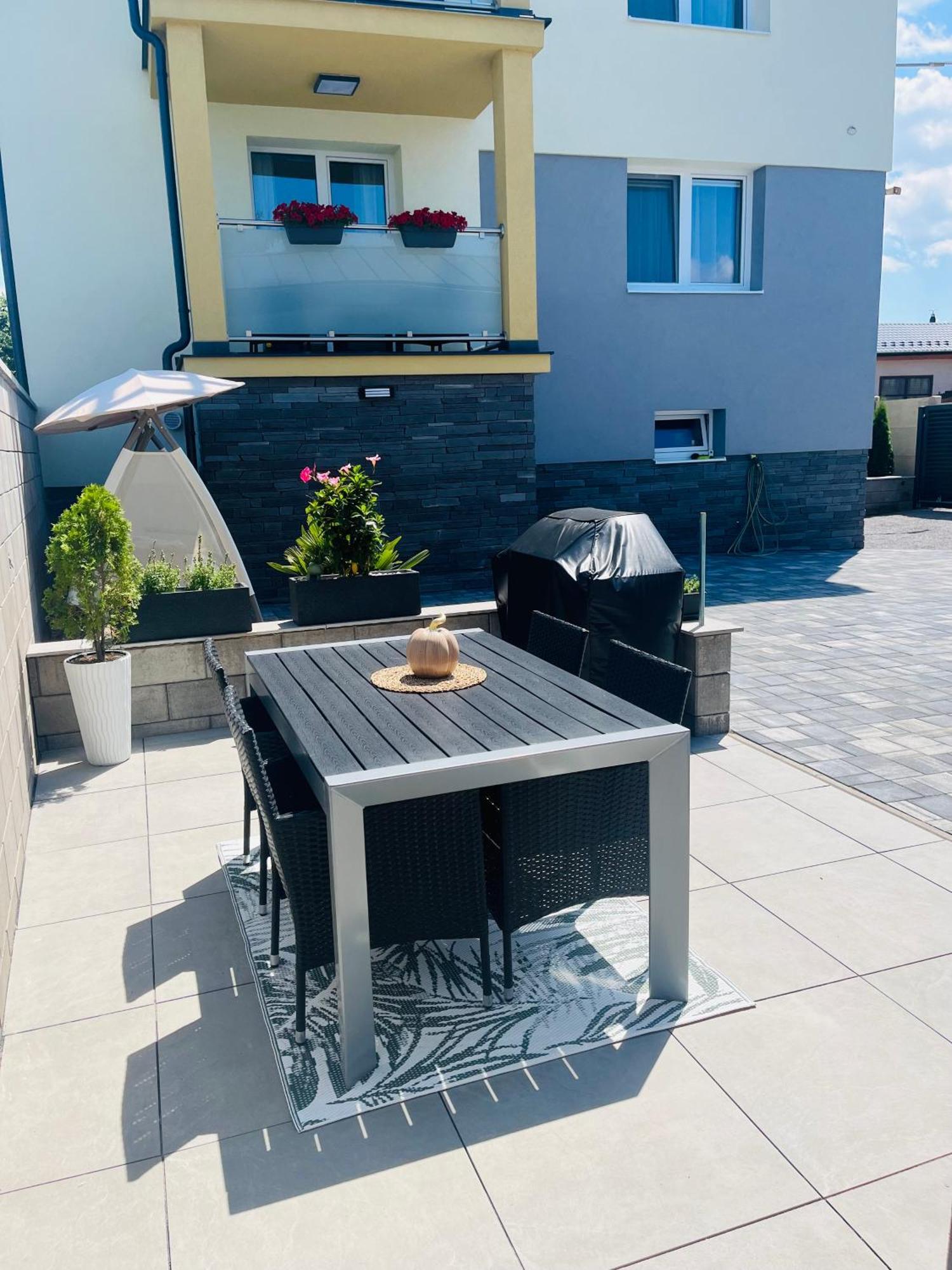 Vila Lemar Wellness & Spa Huncovce エクステリア 写真